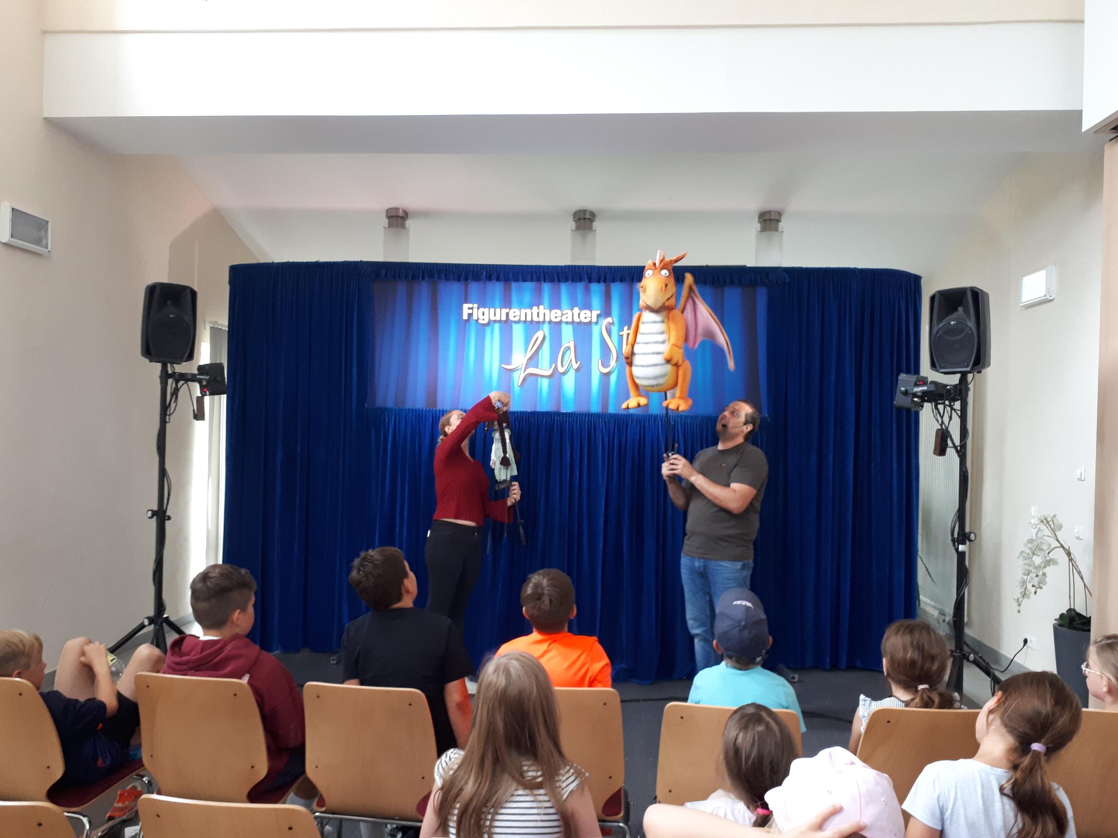 Puppenspieler zeigen sich den „Drachenschülern“ in der Ferienaktion des Jugendraumes Alftal.